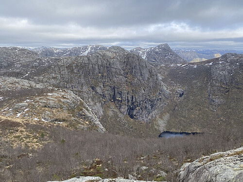 På veg mot Småsilhodnet med utsikt mot Botnatjødna, Botnafjellet og Naganibba