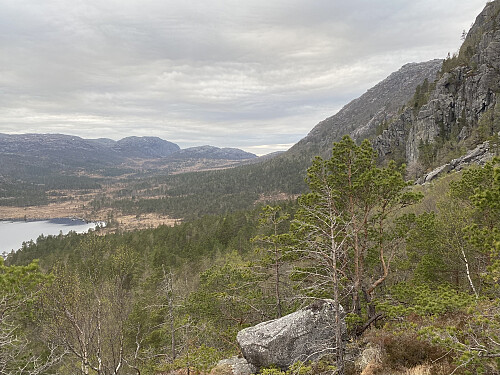 Frå same staden mot Tysdalsheia og Krunefjell