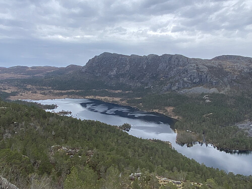 Straks på toppen av Hamrane med flott overblikk over Forenesvatnet med Krunefjell