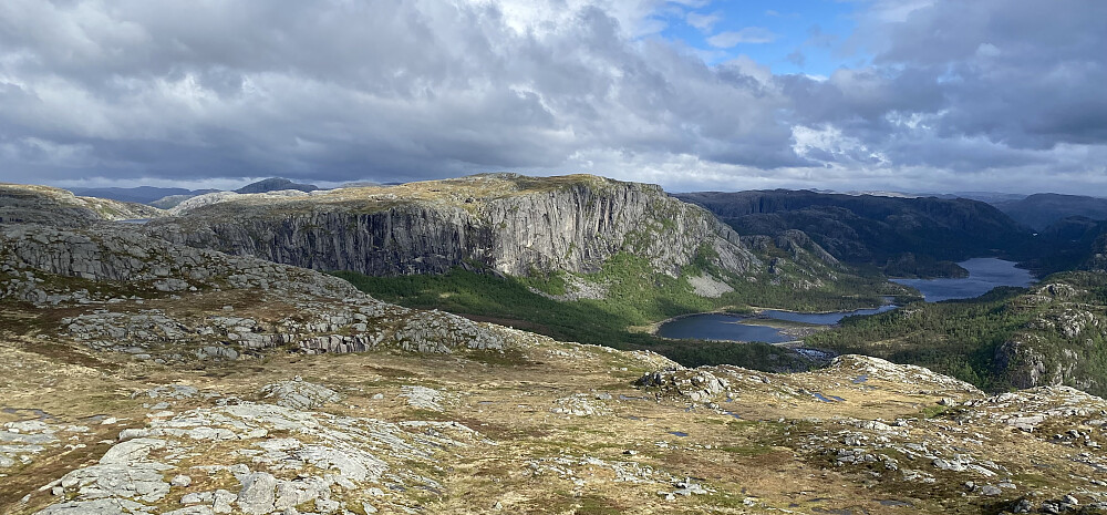 Panorama av Vardhusheia og Longavatnet. Heilt til venstre sjåast òg ein flik av Brogavatnet