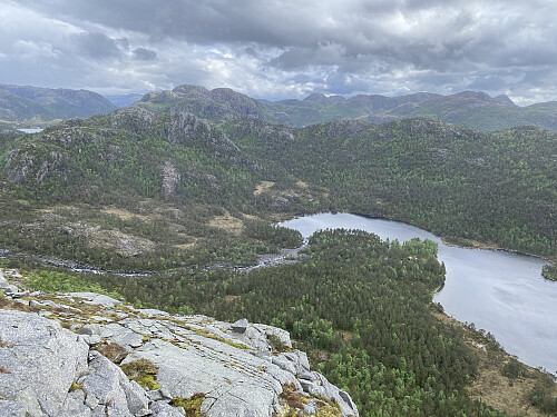 Frå stupkanten på Ullskrofjellet mot Longavassåna og indre del av Forenesvatnet