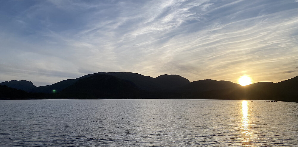 Junikveld i paradiset, solnedgang kl. 22 nede ved vatnet