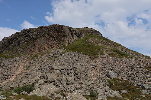 Lyshorntinden, 630m, at the end of a ridge from Senjahesten, is reached by this slope and scrambling through the cliffs.