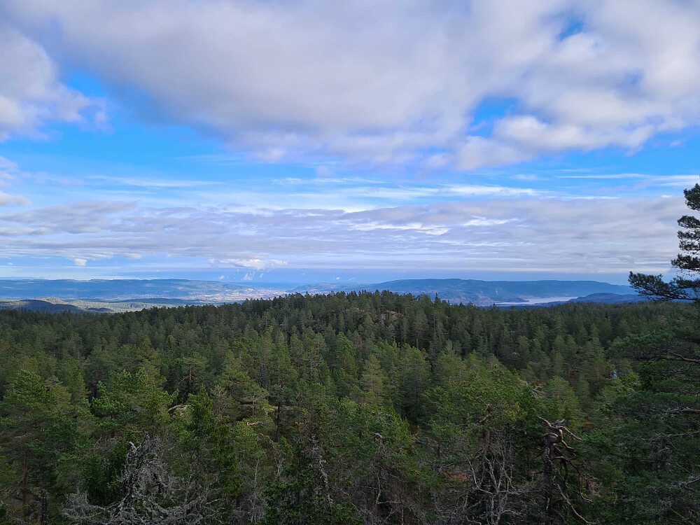 Fint utsikt mot øst der en ser helt til Drammen.