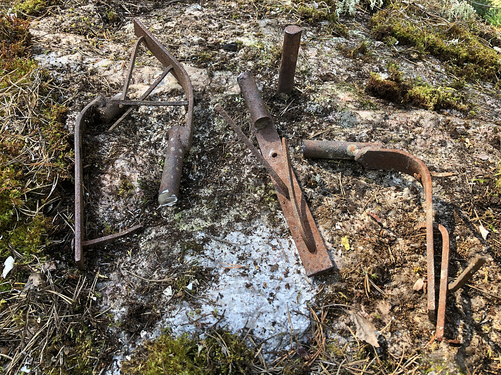 Festebolter ble skåret ned med vinkelsliper og fjernet. Kun NGO-bolten sto igjen som bevis på hvor målepunktet har vært.
