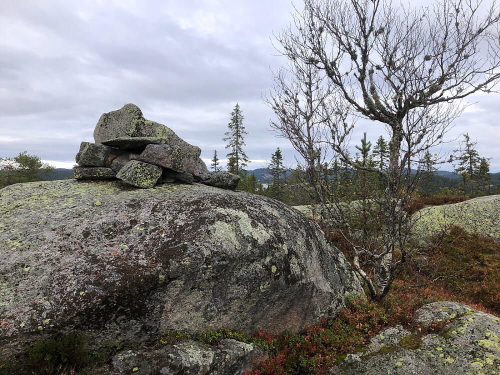 Det var bygget en liten steinvarde på toppen av Spålsberget