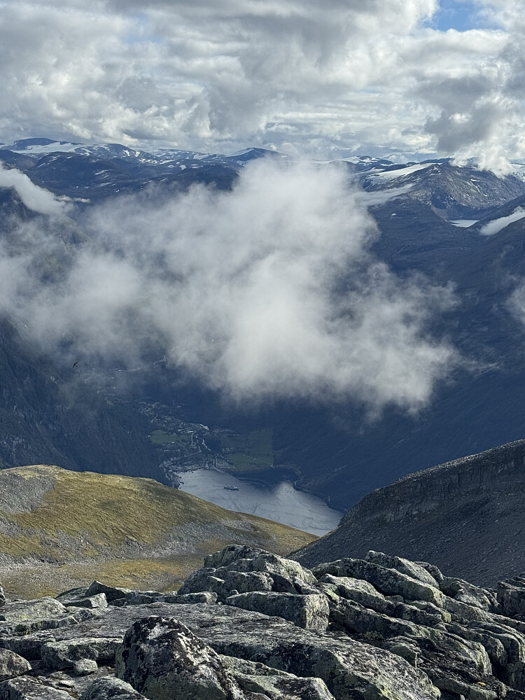 Fra ryggen sør for Eidshornet mot Geiranger og Kongeskipet