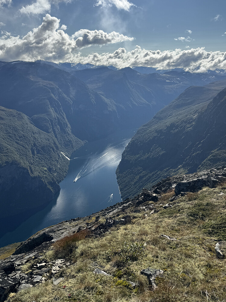 Utover Geirangerfjorden; sett fra Geitfonnegga