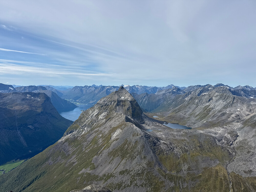 Slogen, og rett bak denne i det fjerne; Kolåstinden!