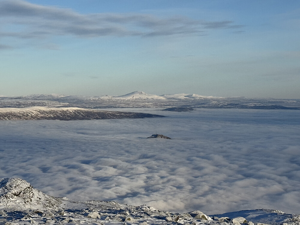 Nordøstutsikt; toppen av Hugakollen «flyter» i tåkehavet