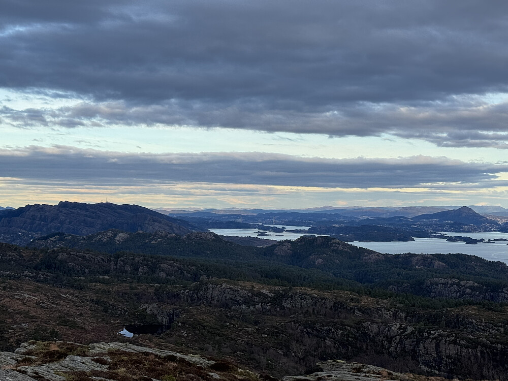 Nordøstutsikt; Liatårnet til venstre, Lyderhorn høyre bildekant