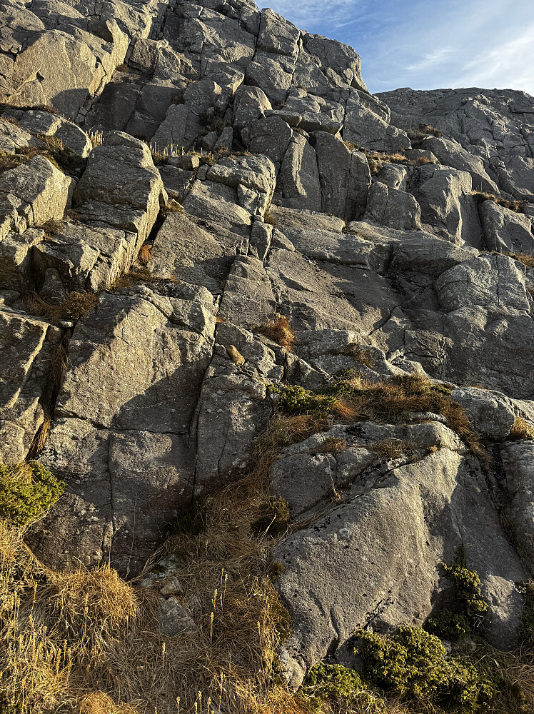 Klyving opp til blokker ca midt i bildet, så til høyre og inn kløft i høyre øvre bildekant som kommer opp 15-20 meter nord for Varden