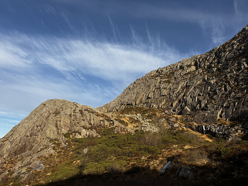 Tilbakeblikk mot nordveggen av Liatårnet. Klyvetraseen omtrent midt i bildet
