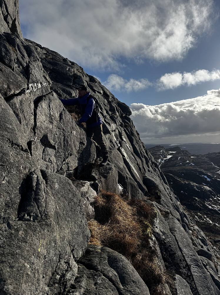 Cato klyver ned fra Liatårnet via vestvegg