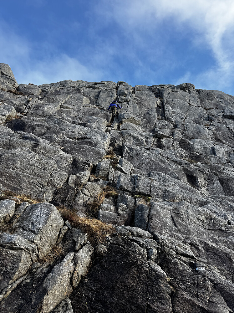 Cato klyver riss til høyre for klyvrute vi kløyv opp og ned.