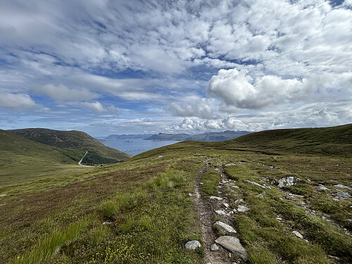 Stien og utsikten på rett vest turen.