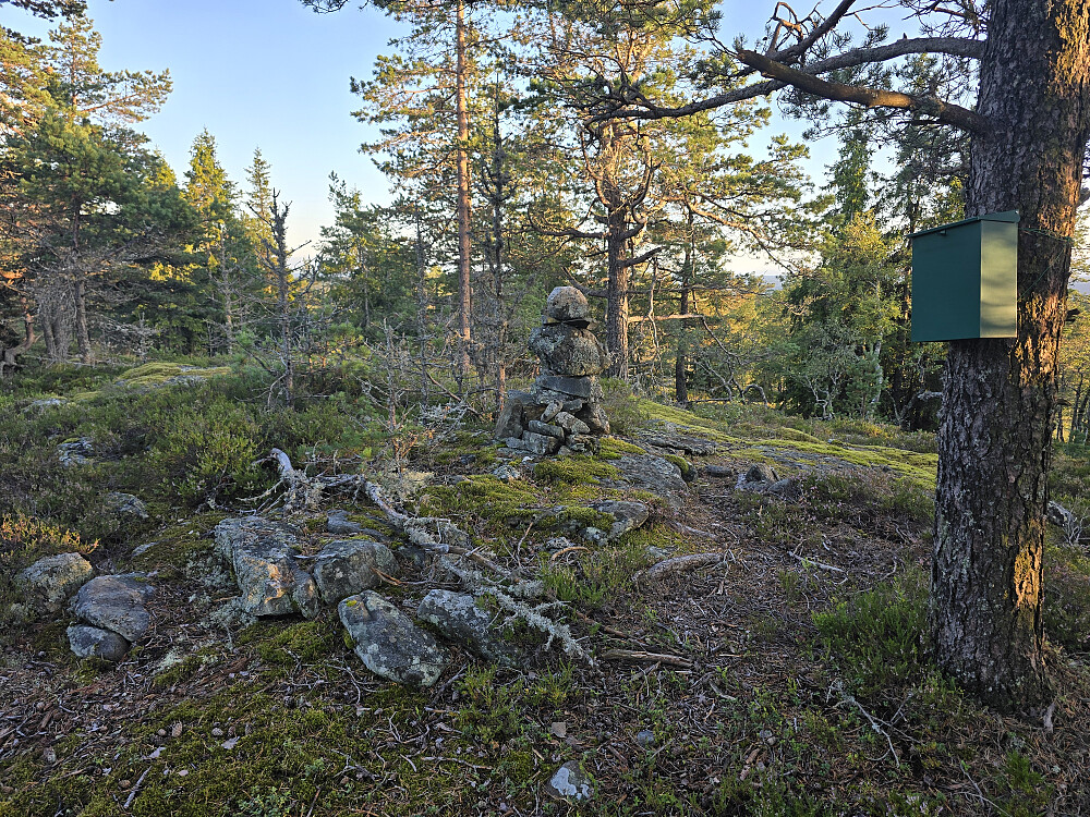 Toppen med varde og postkasse