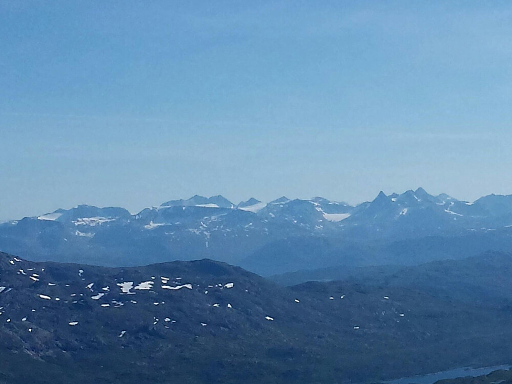 Storsteinsfjellet til venstre for senter, Storfjellet og Huinnarčohkka de to spisse til høyre.