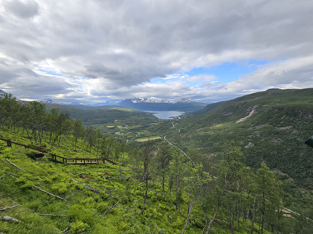 Øvre parti av trappa med Lavangsfjorden og Skavneskollen i bakgrunnen