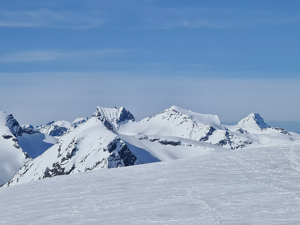 Mot Smørskredtindane, Brunstadhornet til høyre
