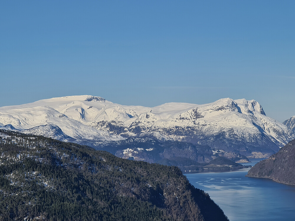 Gjengnen (til venstre) sett fra Nos