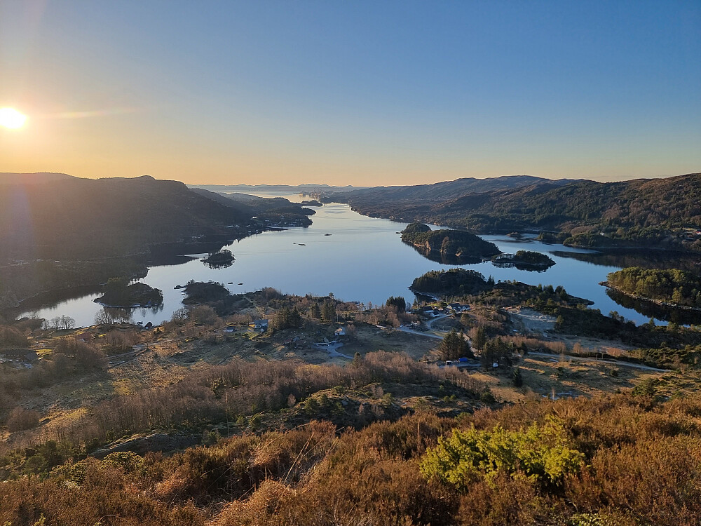 På vei opp til Setenesfjellet. Utsikt mot sør. Eldsfjellet på Holsnøy helt bakerst i midten.