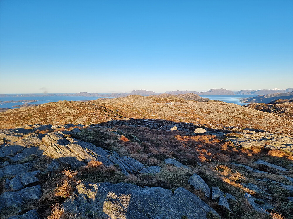 Fra Setenesfjellet mot nordnordvest. Bak Sognefjorden ligger øykommunen Sula. Helt bakerst til høyre for midten kan Alden skimtes.