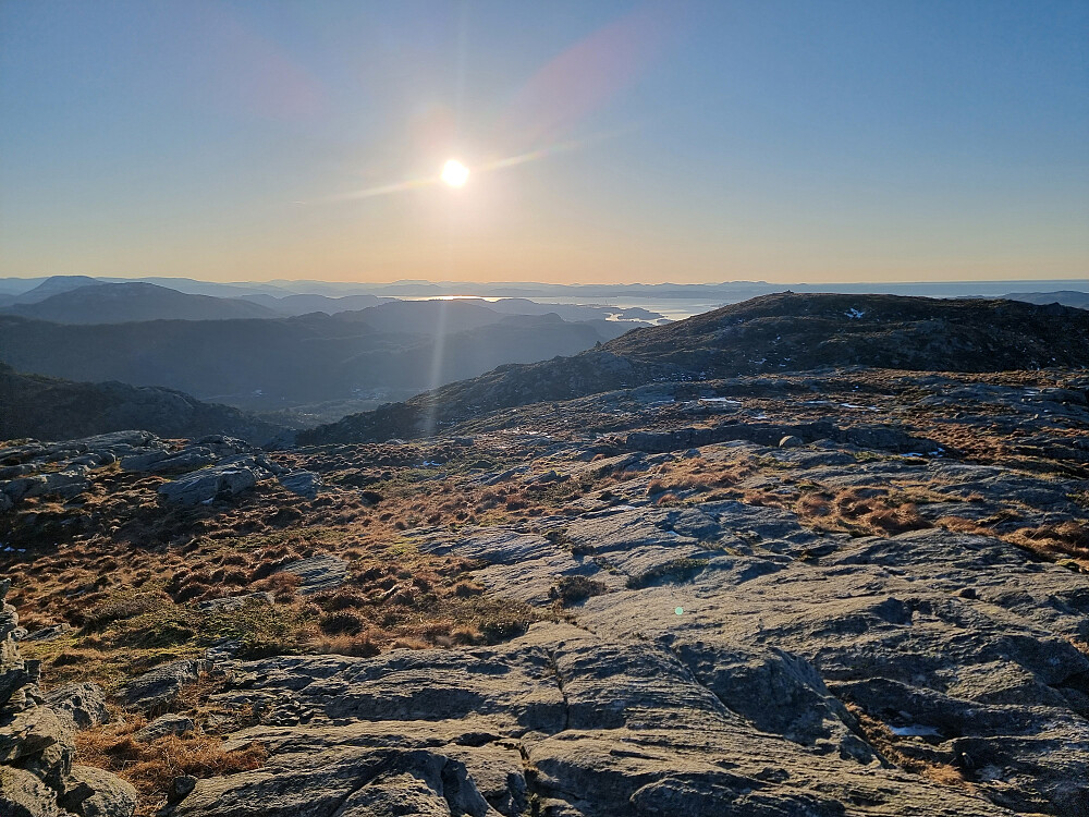 Fra Setenesfjellet mot sørsørøst. Til høyre for midten ses Sløvåg på denne siden av Fensfjorden.