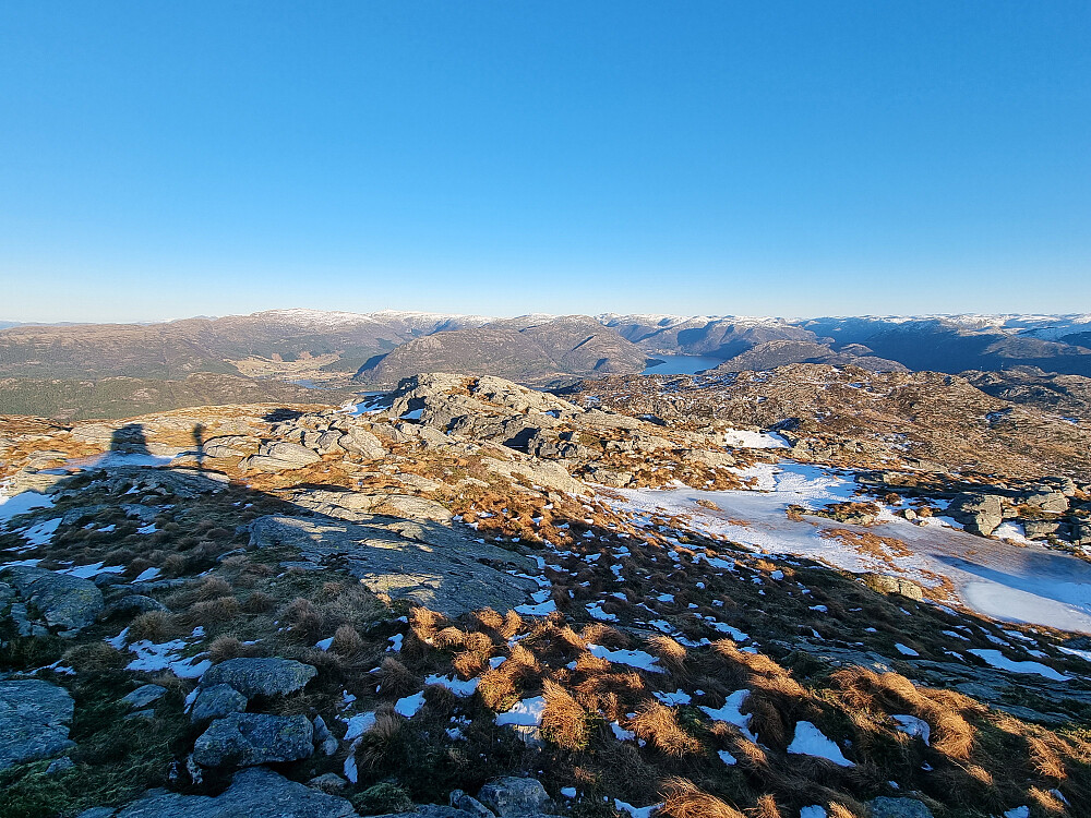 Fra Veten mot nord. Eivindvik er delvis skjult bak øya Fonna, som ligger bak skyggen av meg selv og varden. Nordgulfjorden til høyre for midten.