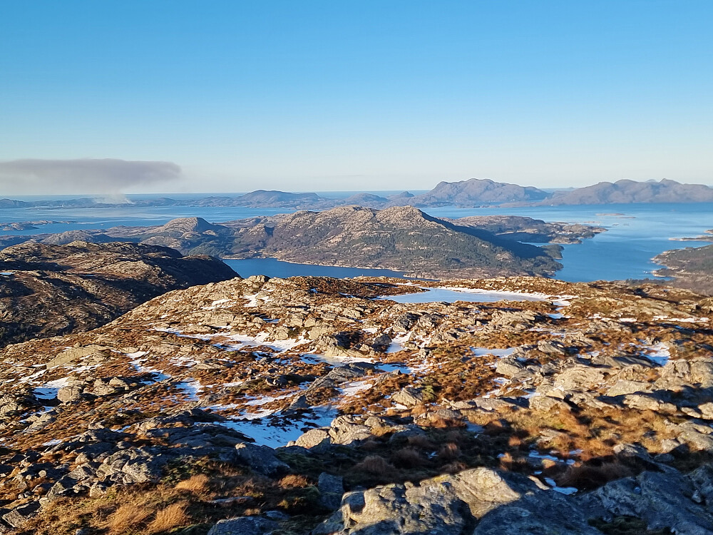Fra Veten mot nordvest og Hisarøyna. Sula på bortsiden av Sognefjorden.