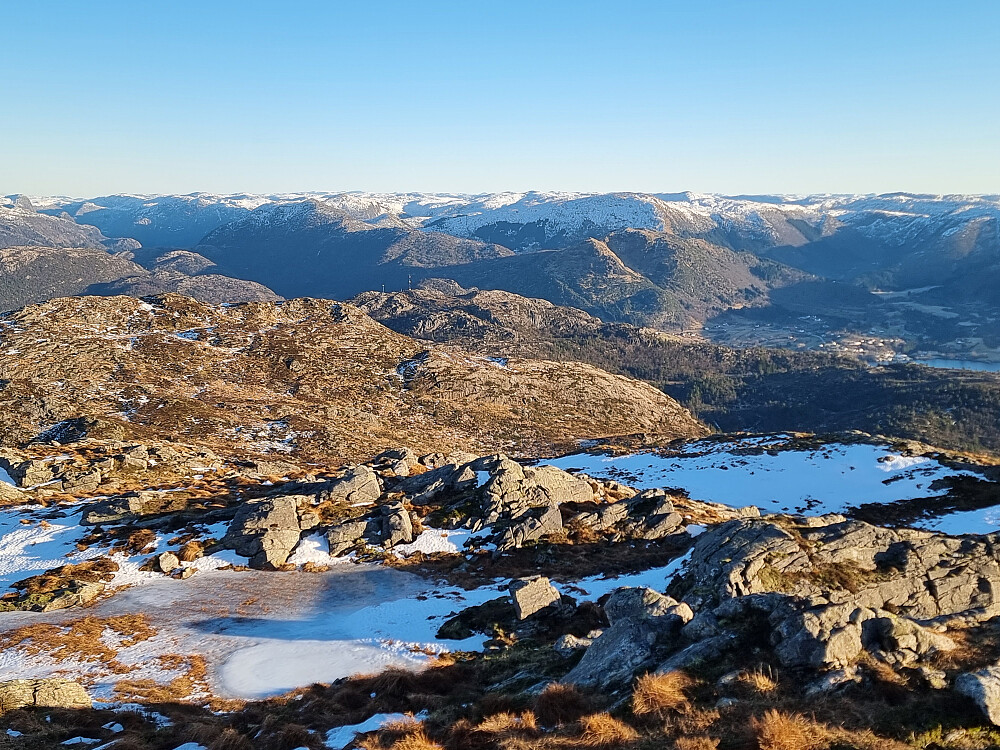 Fra Veten mot øst. Storefjellet nærmest til venstre. Klokkeidfjellet i midten med mast. Det er ca. 2,3 km bort til Klokkeidfjellet.