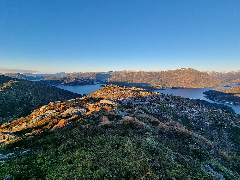 Fra Klokkeidfjellet mot nordnordvest. Eivindvik i midten, bak Gulafjorden.