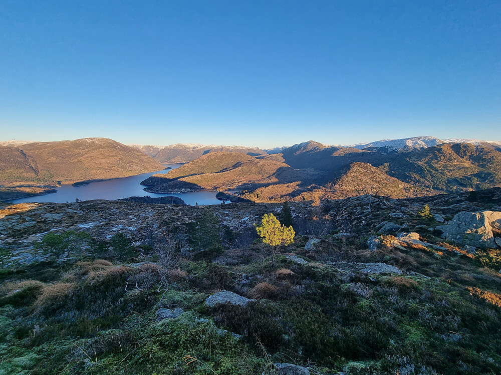 Fra Klokkeidfjellet mot nordøst. Svabergfjellet til venstre.