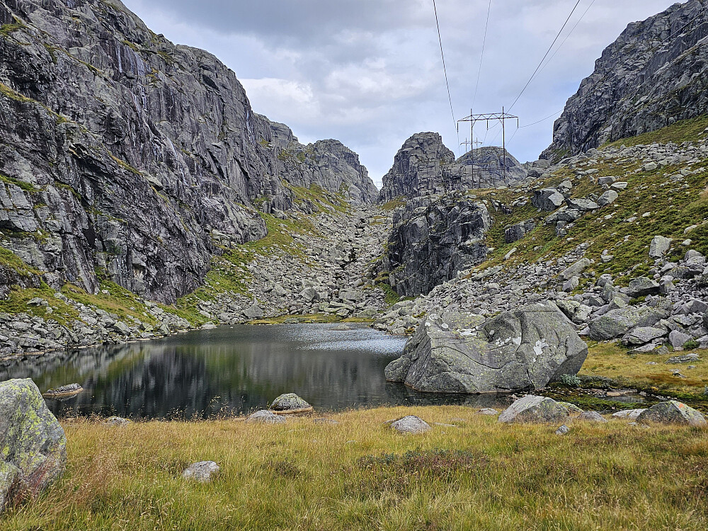 ved vann 831, gikk videre opp gjennom det laveste skaret på bildet. Isdalstårnet til høyre for skaret.