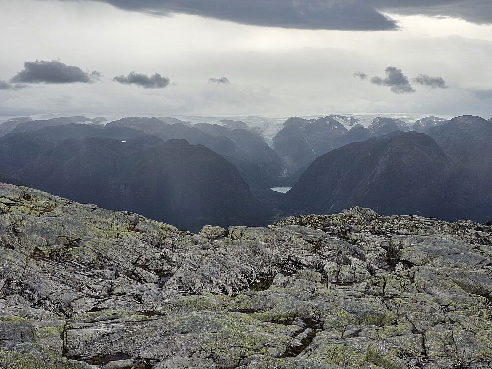 Fra Grønhaug mot Bondhusdalen, Regnbyge på vei.