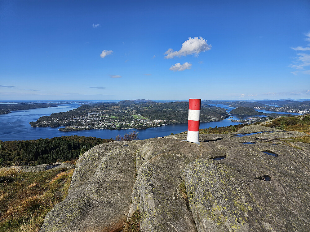 Tellevikafjellet søyle med utsikt mot Holsenøy