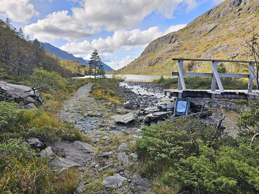 ved broen over elven NØ for Store Brekkevatnet. Her parkerte jeg sykkelen