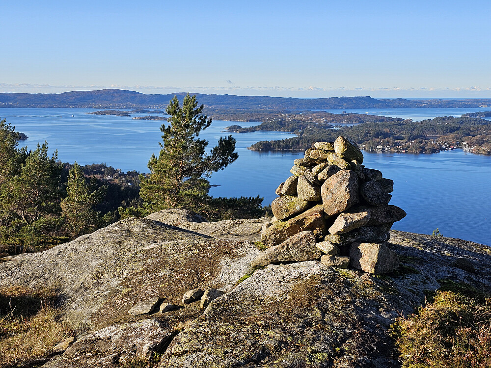 Grønafjellet 244 med utsikt utover Fanafjorden