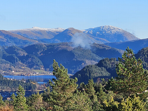 Gullfjellet med nysnø sett fra Grønafjellet