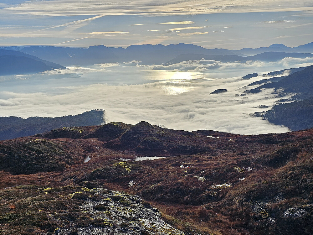 Hardangerfjorden og Strandebarm i tåke sett fra Haukåsfjellet