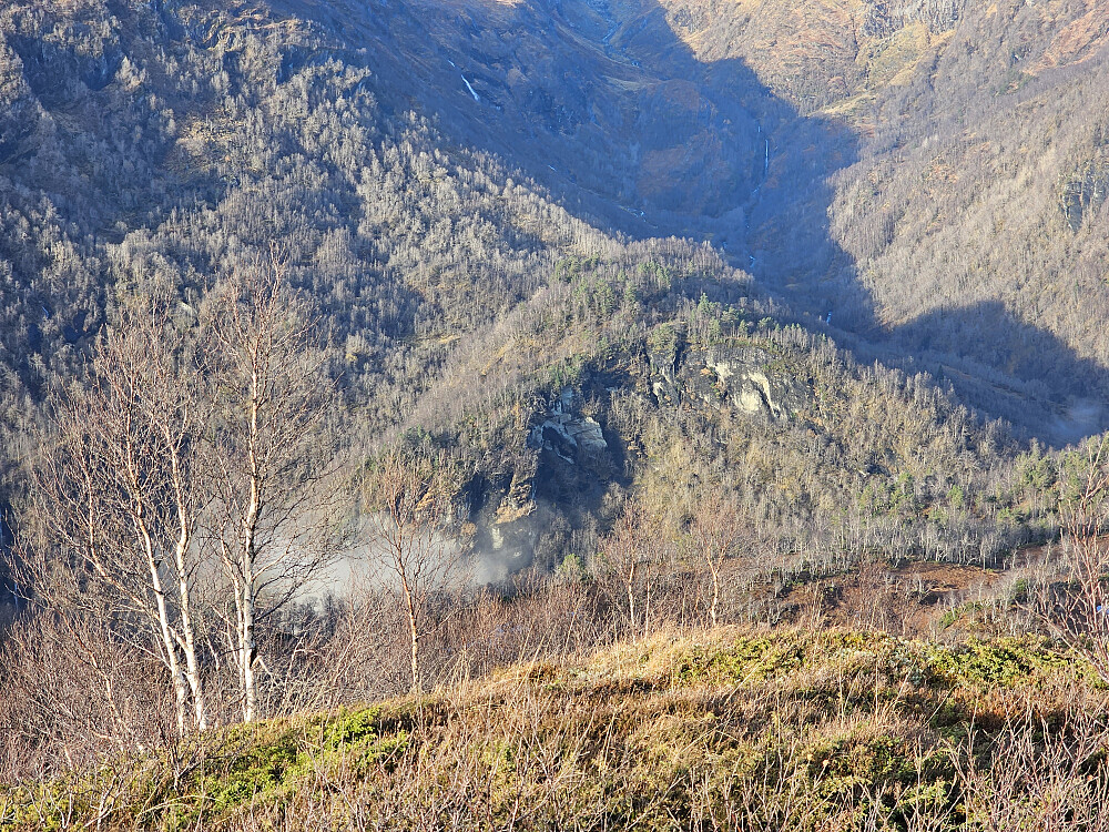 Hovden og Jomfrustolen innerst i Strandadalen sett fra Storlinuten 