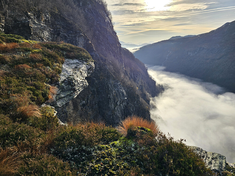 ute på overhenget med Strandadalen nede i tåken