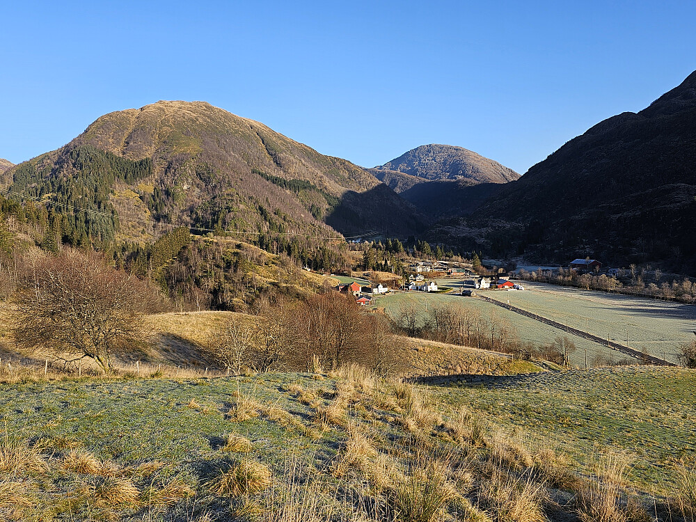 Innerste gårdene i Haugsdalen sett fra Stølshaugen