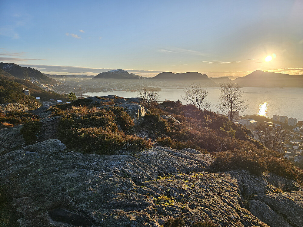 På Rognåsen, utsikt mot Løvstakken, Damsgårdsfjellet og Lyderhorn