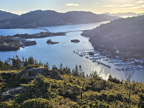 utsikt mot syd fra Håøytoppen, Lillebergen og Flatøyosen under toppen 