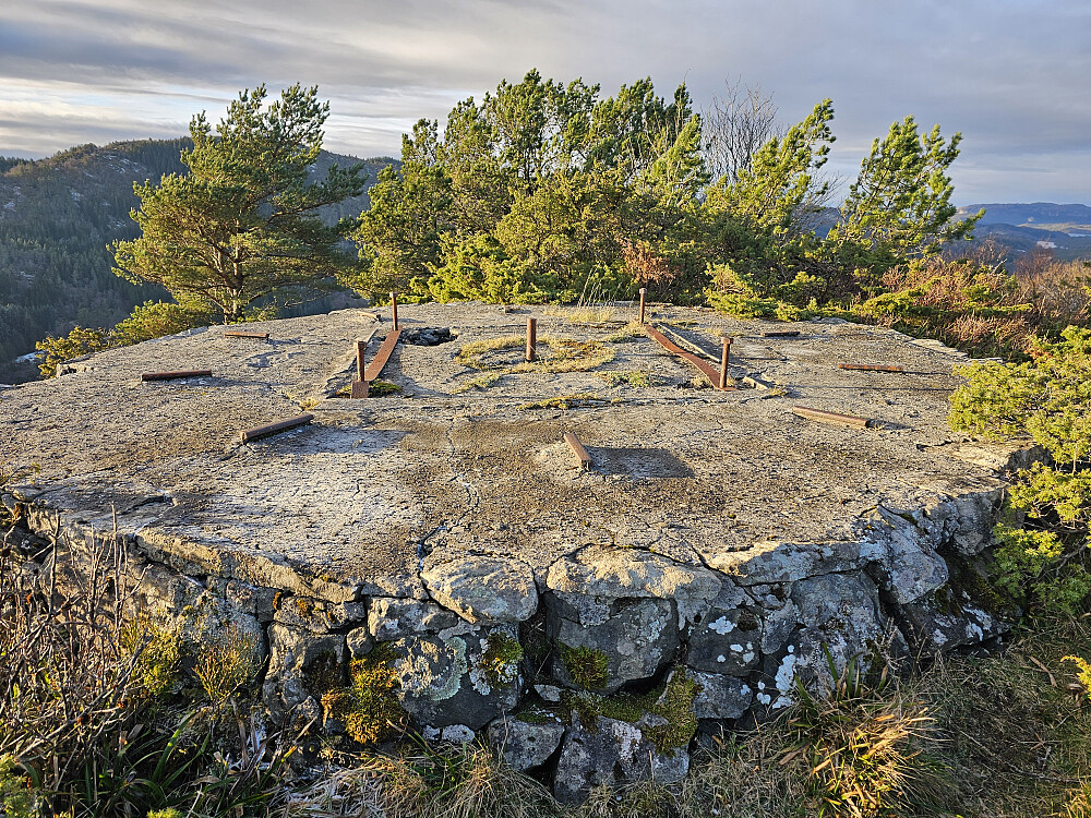 En av kanonplatingene, samme type som ble bygget på Sandviksfjellet i samme periode.