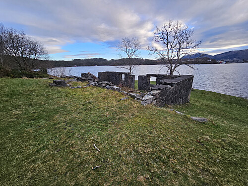 ved kaien er det rester etter flere hus