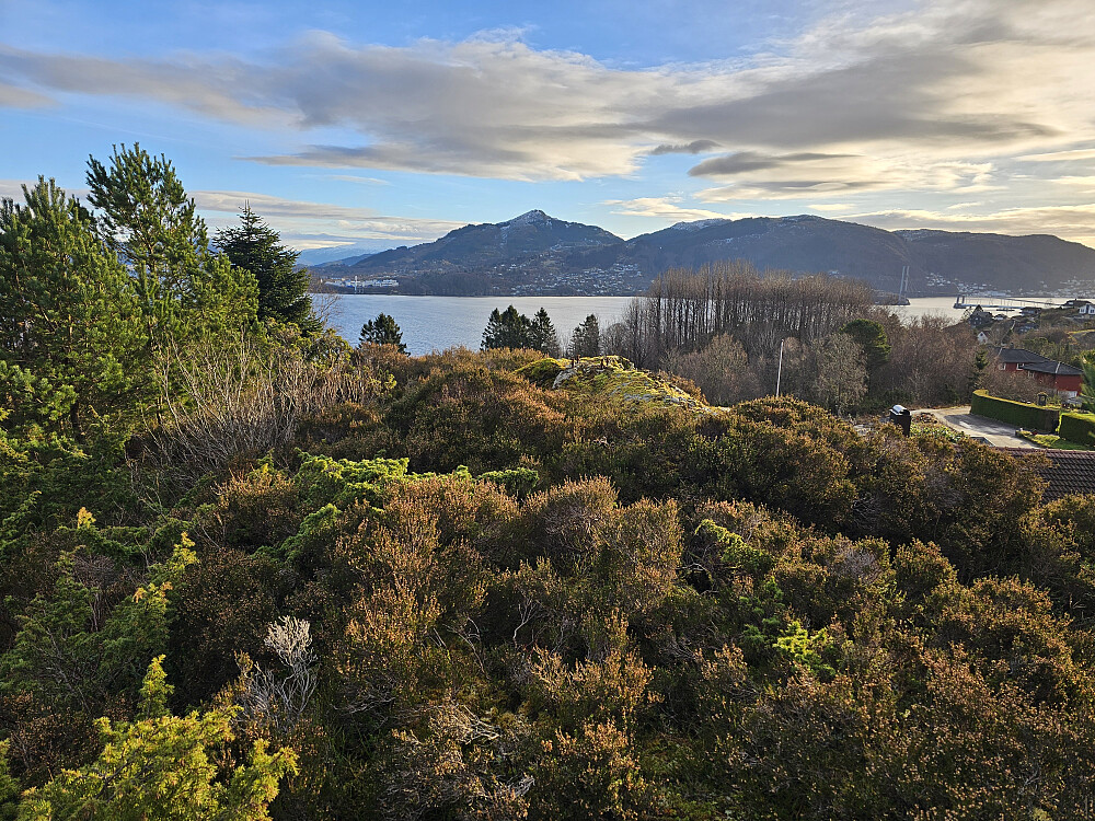 Trollhaugen 69 her med utsikt mot syd med Veten i Åsane