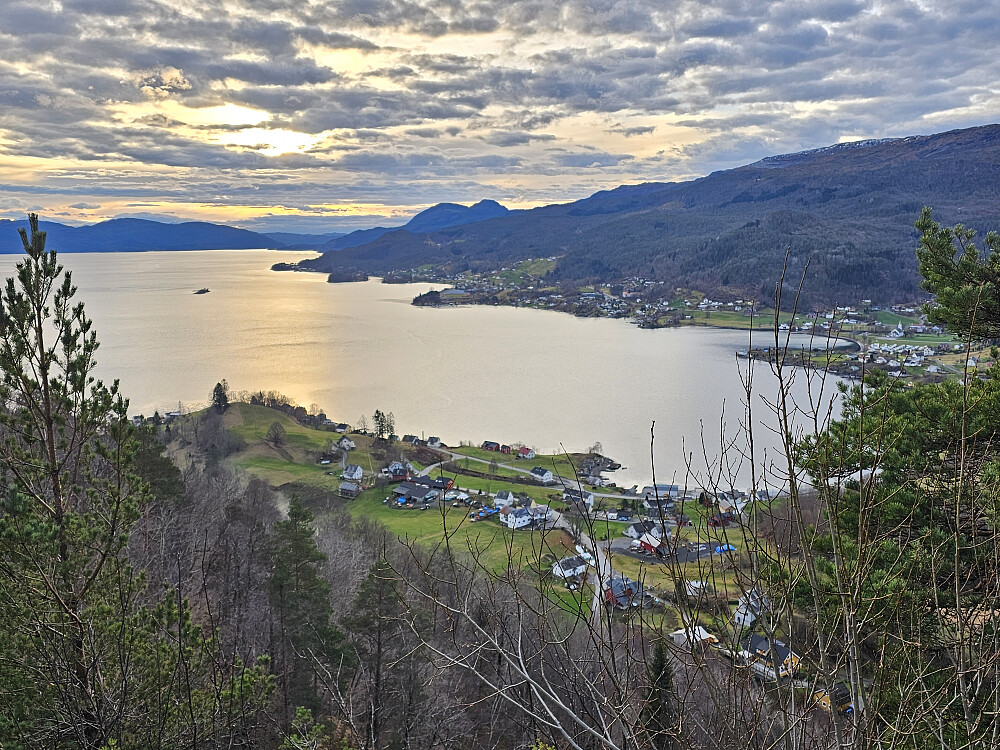 Strandebarm fra Byrkjenesvatnet utsiktspunkt