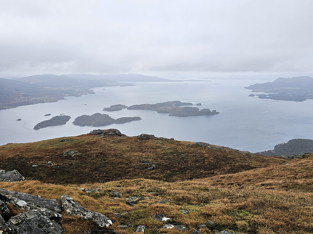 øyene Glopsøya og Romsa i Bjoafjorden sett fra Bjørkjenesnuten 